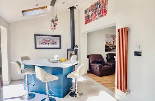 Bicester Apartment | 4Bedroom Modern Bicester Villa, WIFI, Parking, Garden, Minutes walk to Bicester Village