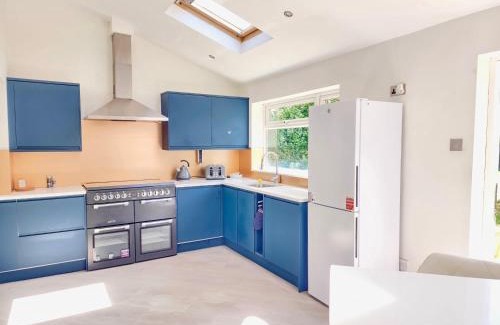 Bicester Apartment | 4Bedroom Modern Bicester Villa, WIFI, Parking, Garden, Minutes walk to Bicester Village