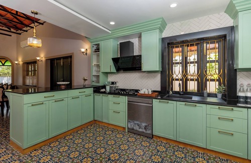 Chikhli Villa | 4BHK Heritage Villa w/Private Pool a perfect hideout - SorrisoDoSol
