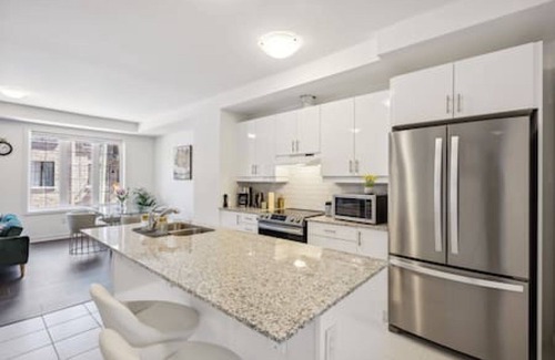 Whitby House | 4BR 2.5WR Townhouse Downtown Whtiby