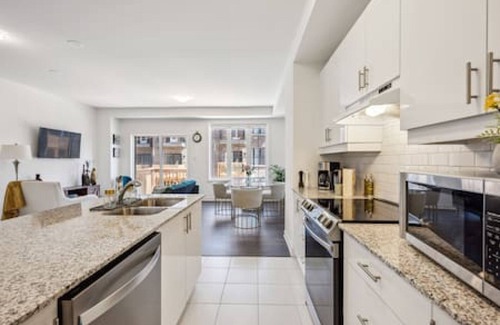 Whitby House | 4BR 2.5WR Townhouse Downtown Whtiby