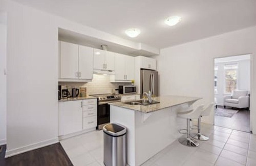 Whitby House | 4BR 2.5WR Townhouse Downtown Whtiby