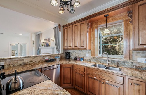 Alta Vista Apartment | 4BR/2BA Apt near downtown - 4 Queen beds, 2 Twins - Free Parking - Fast Wi-Fi