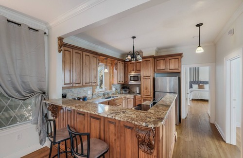 Alta Vista Apartment | 4BR/2BA Apt near downtown - 4 Queen beds, 2 Twins - Free Parking - Fast Wi-Fi