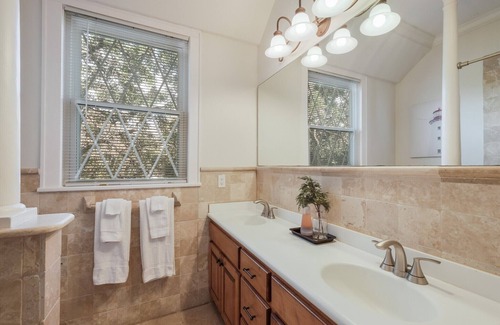 Alta Vista Apartment | 4BR/2BA Apt near downtown - 4 Queen beds, 2 Twins - Free Parking - Fast Wi-Fi