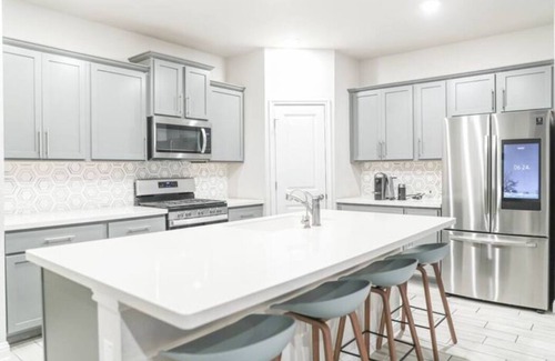 Austin House | 4BR/3BH Private Pool: 5M Airport & F1 & 2500 Sq.ft