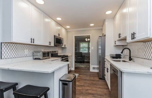 Dunn Loring House | 4BR 3Full Bath Completely Renovated Vienna Gemn