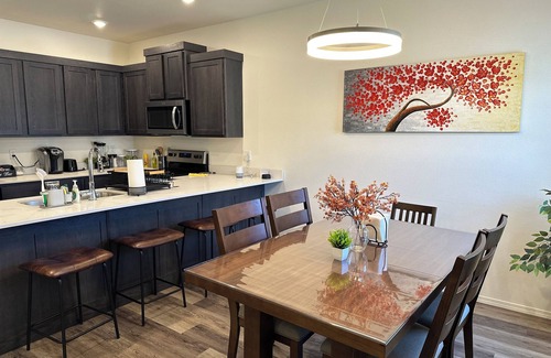 Fayetteville House | 4BR 4.5BA Home w Private Ensuites, EV Charger, 7 Mins to U of A Fayetteville!