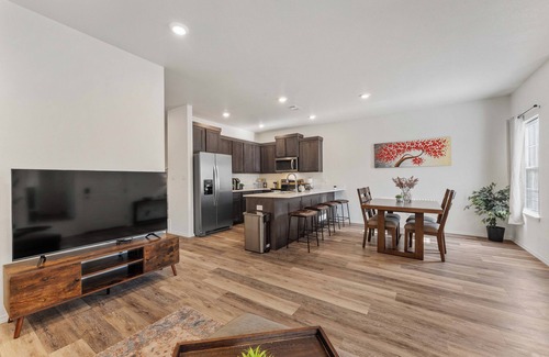 Fayetteville House | 4BR 4.5BA Home w Private Ensuites, EV Charger, 7 Mins to U of A Fayetteville!