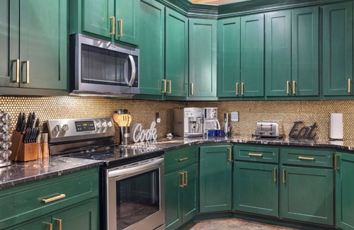 Golden Cabin | 4BR Amenity Packed! Pool Table, Playset, Putt Putt