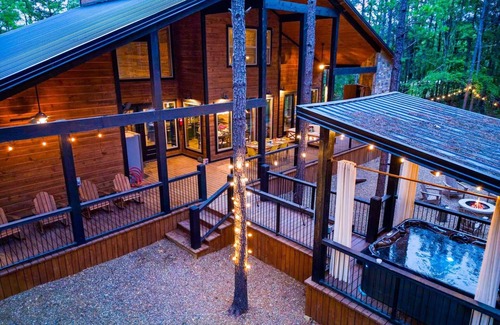 Golden Cabin | 4BR Amenity Packed! Pool Table, Playset, Putt Putt