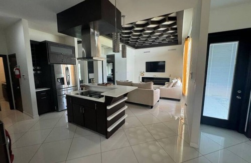 McAllen House | 4BR Architectural Delight/King Bed/Electric Fire