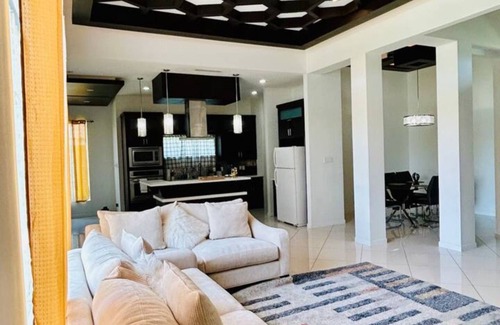McAllen House | 4BR Architectural Delight/King Bed/Electric Fire