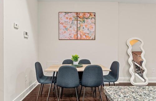 Fairmount Apartment | 4BR - BSL Subway - Steps to Met - Family Friendly