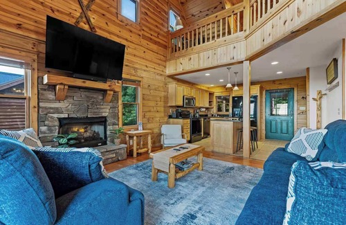 Wolf Laurel Cabin | ‼️4BR Cabin w/Ski Resort, Mtn Views & Hot Tub