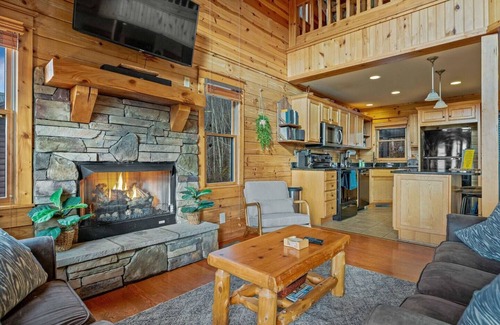 Wolf Laurel Cabin | ‼️4BR Cabin w/Ski Resort, Mtn Views & Hot Tub