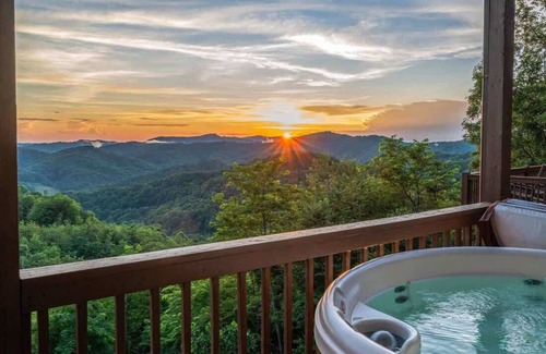Wolf Laurel Cabin | ‼️4BR Cabin w/Ski Resort, Mtn Views & Hot Tub