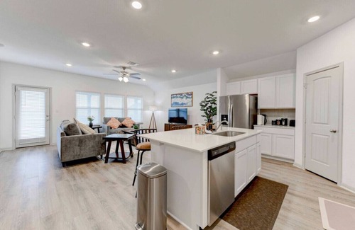Hutto House | 4BR Corporate Stay in Hutto