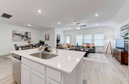 Hutto House | 4BR Corporate Stay in Hutto
