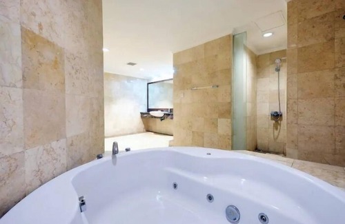 Tanjung Duren Utara Apartment | 4BR Cozy Tropical Retreat Penthouse