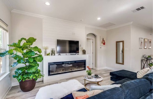 Wheatland House | 4BR Farmhouse For 12 N Po