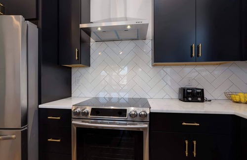 Downtown Nashville House | 4BR Getaway for 12 w/Balcony, Mins to Broadway!