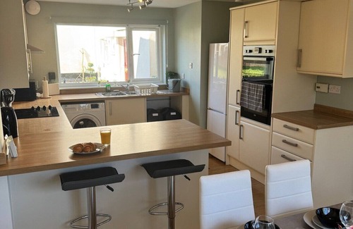 Bracknell House | 4BR Home Free Parking Long stays