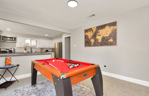 Greater Fondren Southwest House | 4BR Home+Private Backyard| Family Game Night | Pool Table