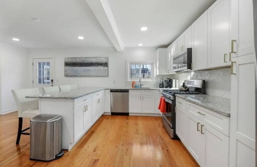 Lee House | 4BR Home w/Yard & BBQ, 5 min walk to downtown Lee