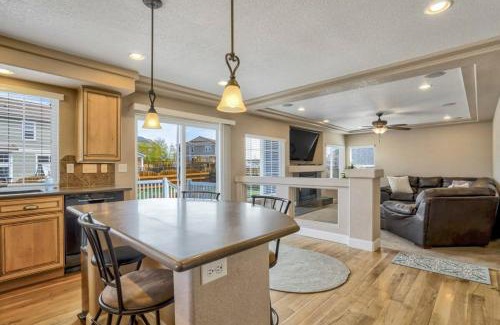 Peyton House | 4BR Hot Tub Pool Table, Ping Pong, Foosball!