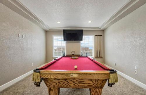 Peyton House | 4BR Hot Tub Pool Table, Ping Pong, Foosball!