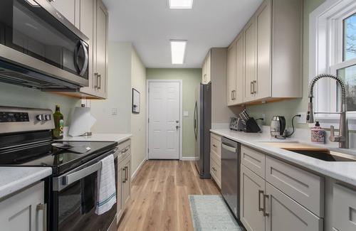 South Kansas City House | 4BR in Lawndale with Hot Tub