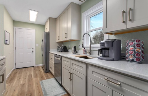 South Kansas City House | 4BR in Lawndale with Hot Tub