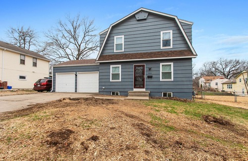South Kansas City House | 4BR in Lawndale with Hot Tub
