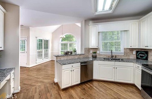 Jonesboro House | 4BR Luxury Estate On The Green w/ Deck & Parking