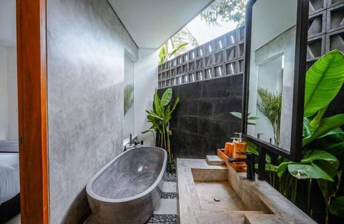 Beraban Villa | 4BR Luxury Tropical Jungle Villa 4 Mins to Beach