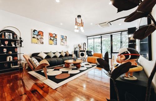 Khlong Tan Nuea Villa | 4BR Modern Art Villa with Free Wi-Fi Netflix Vinyl