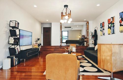 Khlong Tan Nuea Villa | 4BR Modern Art Villa with Free Wi-Fi Netflix Vinyl