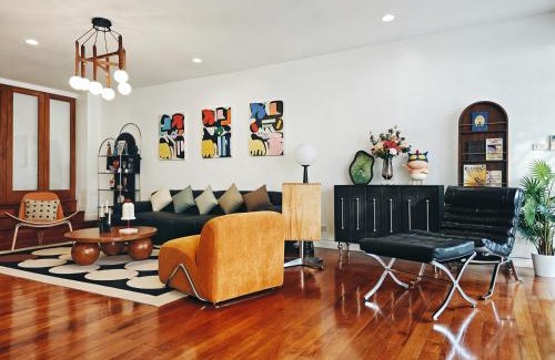 Khlong Tan Nuea Villa | 4BR Modern Art Villa with Free Wi-Fi Netflix Vinyl