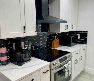 Southside House | 4BR Modern Getaway by Lackland & SeaWorld