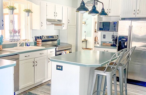Vermilion House | 4BR New England Style Home