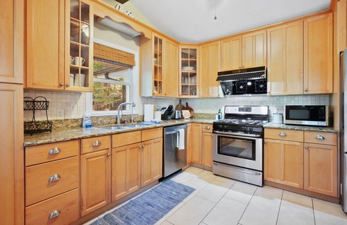 Buford House | 4br, private dock, pet friendly close to shopping and restaurants