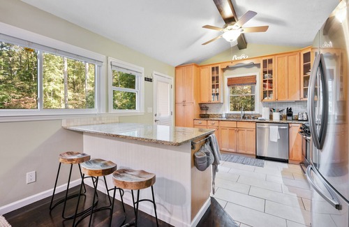 Buford House | 4br, private dock, pet friendly close to shopping and restaurants