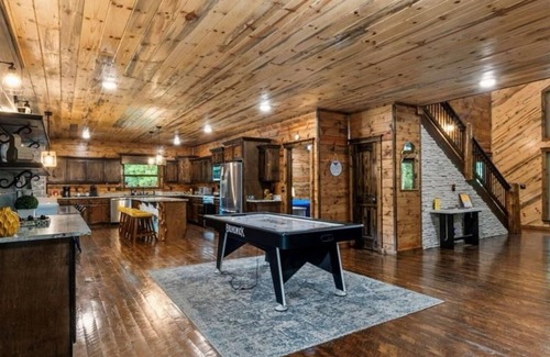 Broken Bow Cabin | 4br Prvt Pool & Games Sleeps 22 + Air Hockey