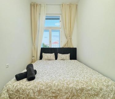 Schottenfeld Apartment | 4BR Shared Apt with City View Only 7- Min to Westbahnhof