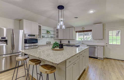 Zilker House | 4BR Sleeps 10 BBQ Firepit & Walk To Zilker!