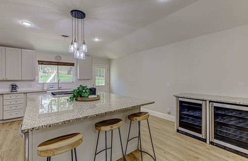 Zilker House | 4BR Sleeps 10 BBQ Firepit & Walk To Zilker!