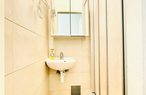 Grinzing Apartment | 4BR Stay for 8 Near FAC Stadium