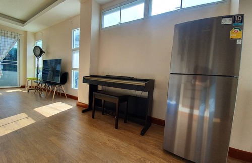 Chom Phon House | 4BR townhouse above 7-11, 10mins walk to trains, local food