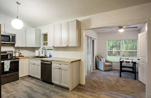 Palm Bay House | 4BR | TV Each BR | Dog Friendly | 5min To Stores